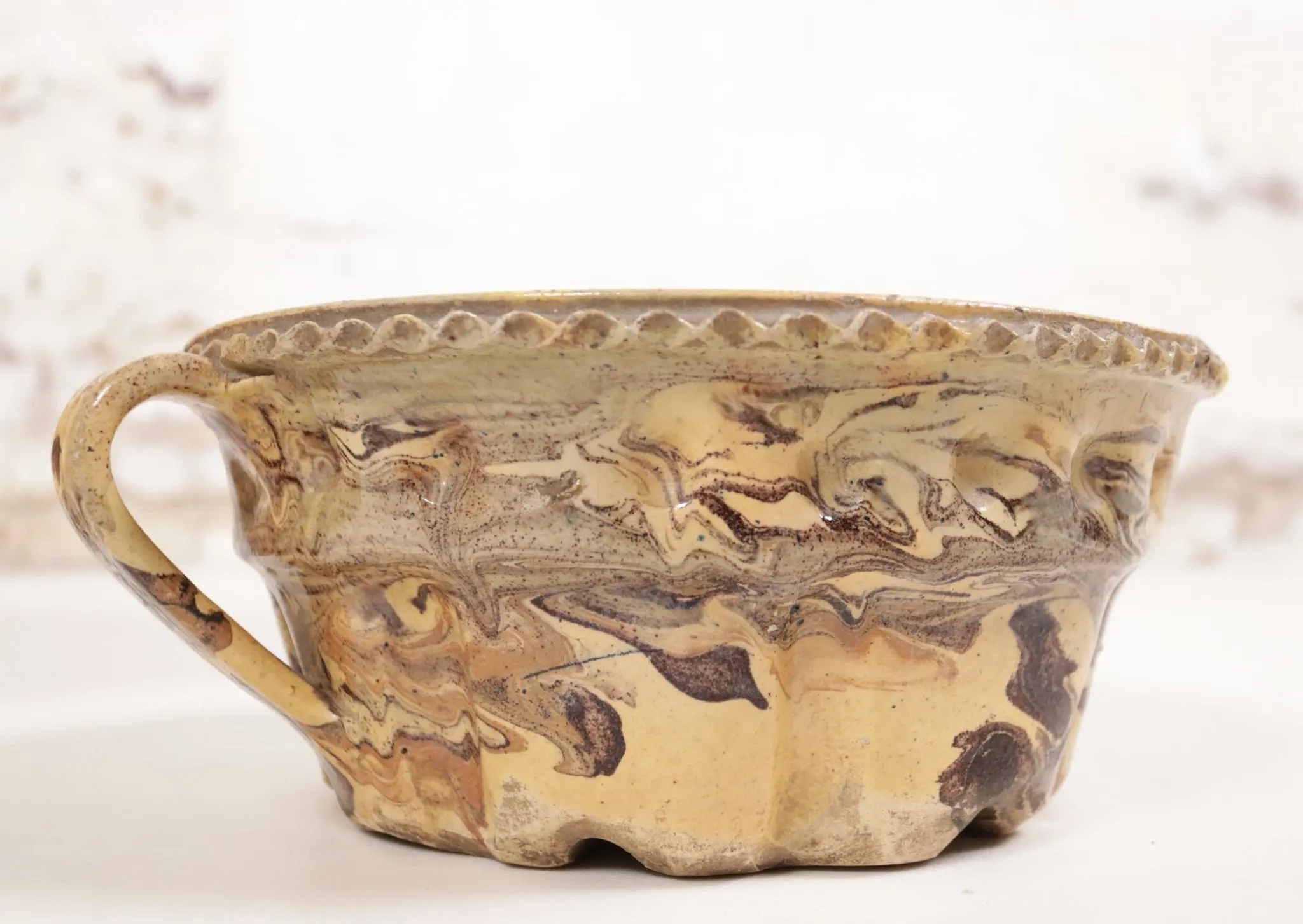 Marbled earthenware baking mould with handle – jaspé, 19th / early 20th c.