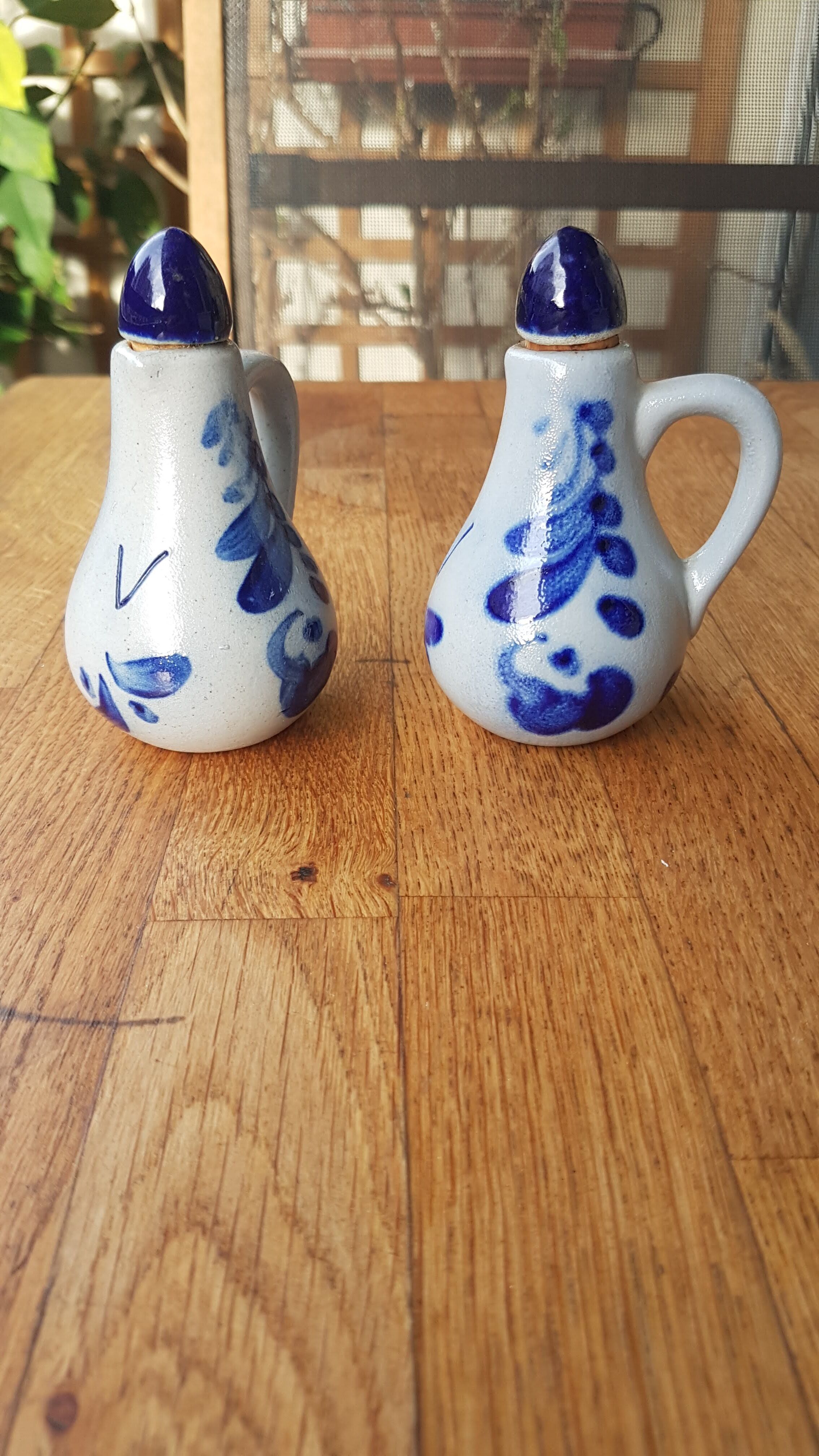 Duo of little condiment servants