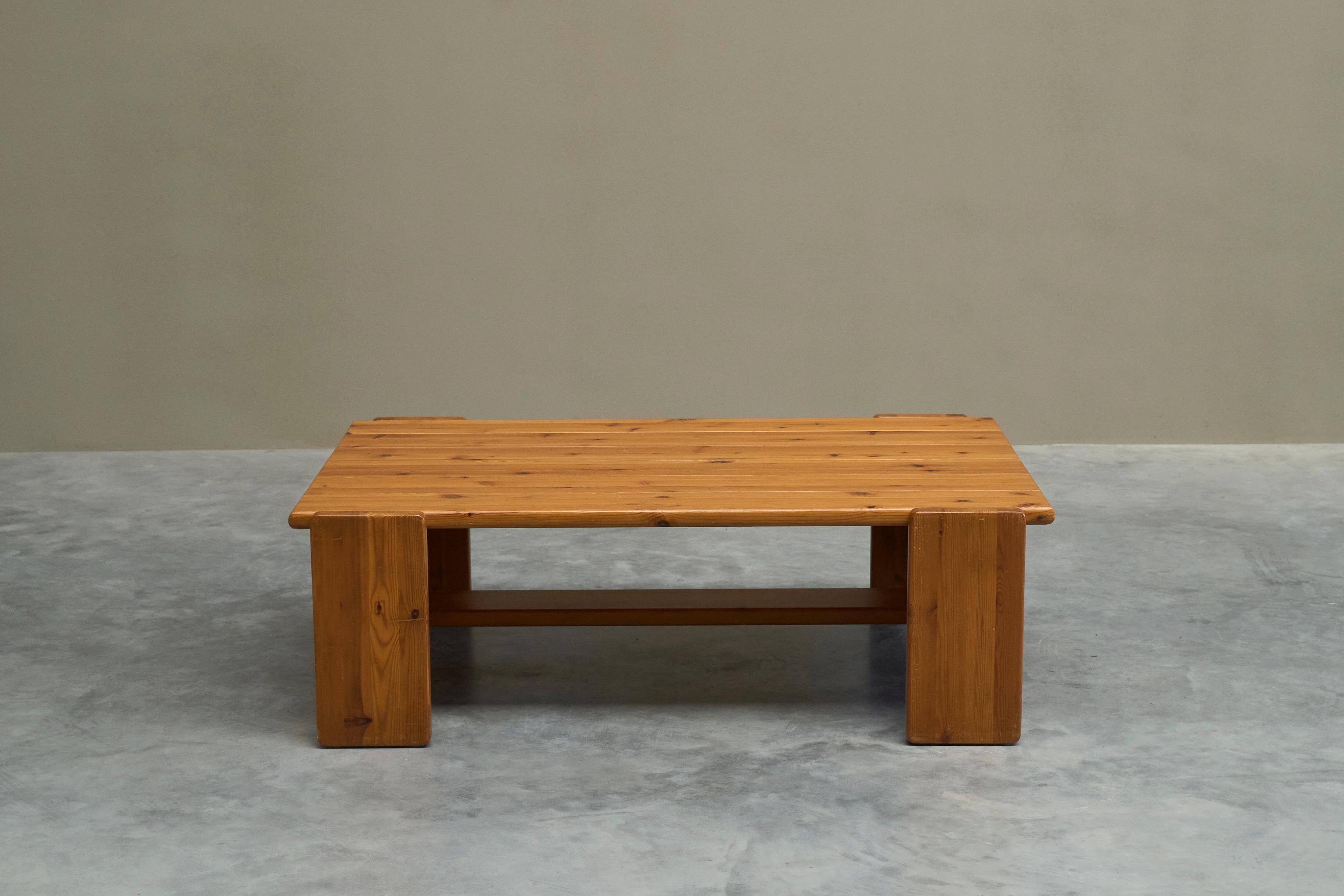 Architectural coffee table in solid pine from the 1970s.