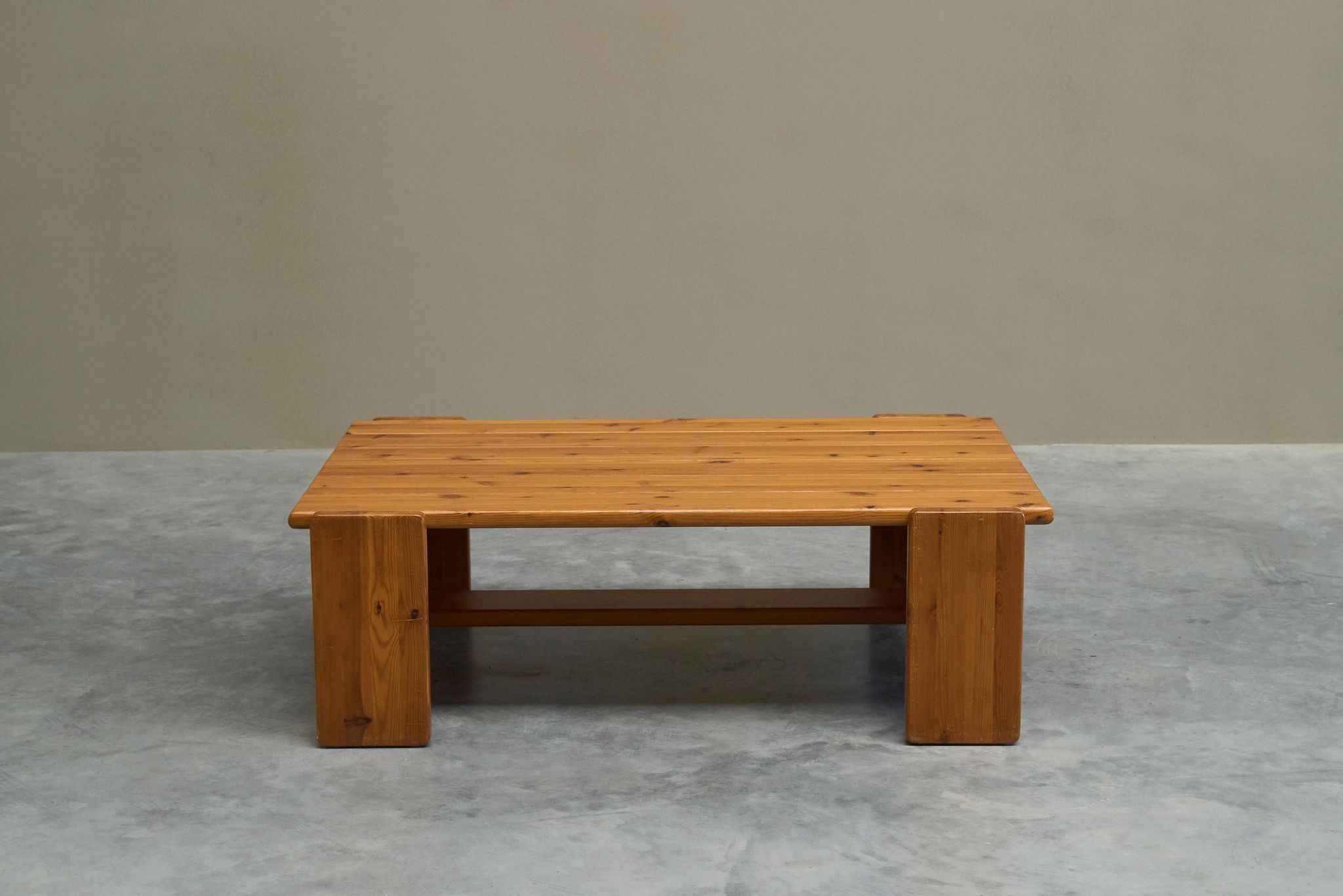 Table basse architecturale en pin massif années 1970