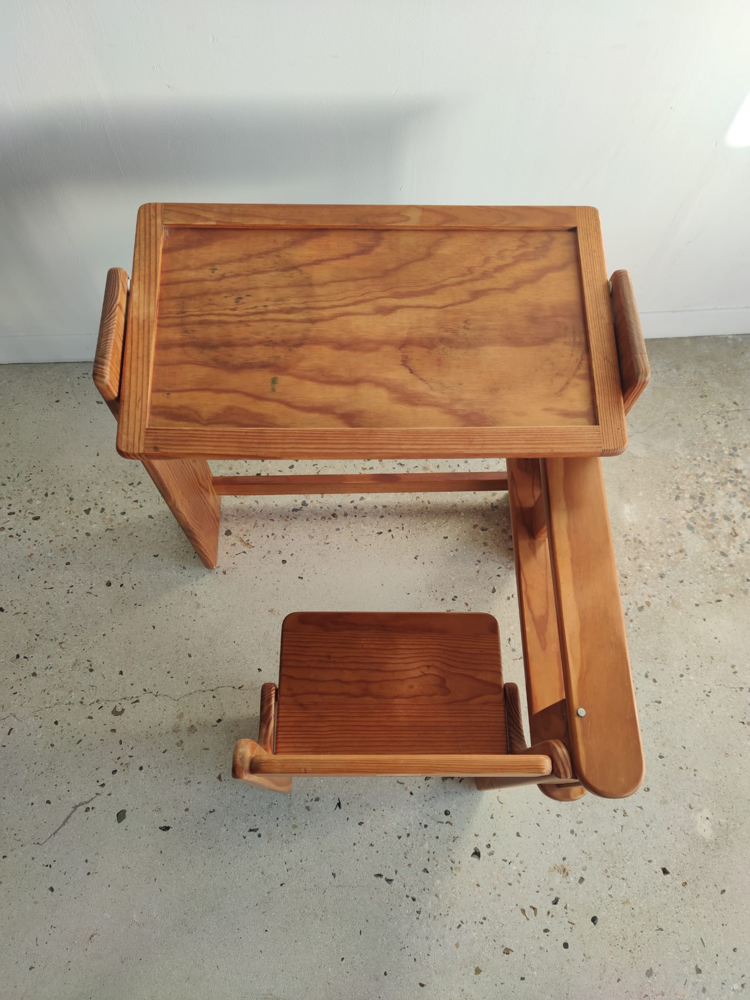 Foldable pine children's desk