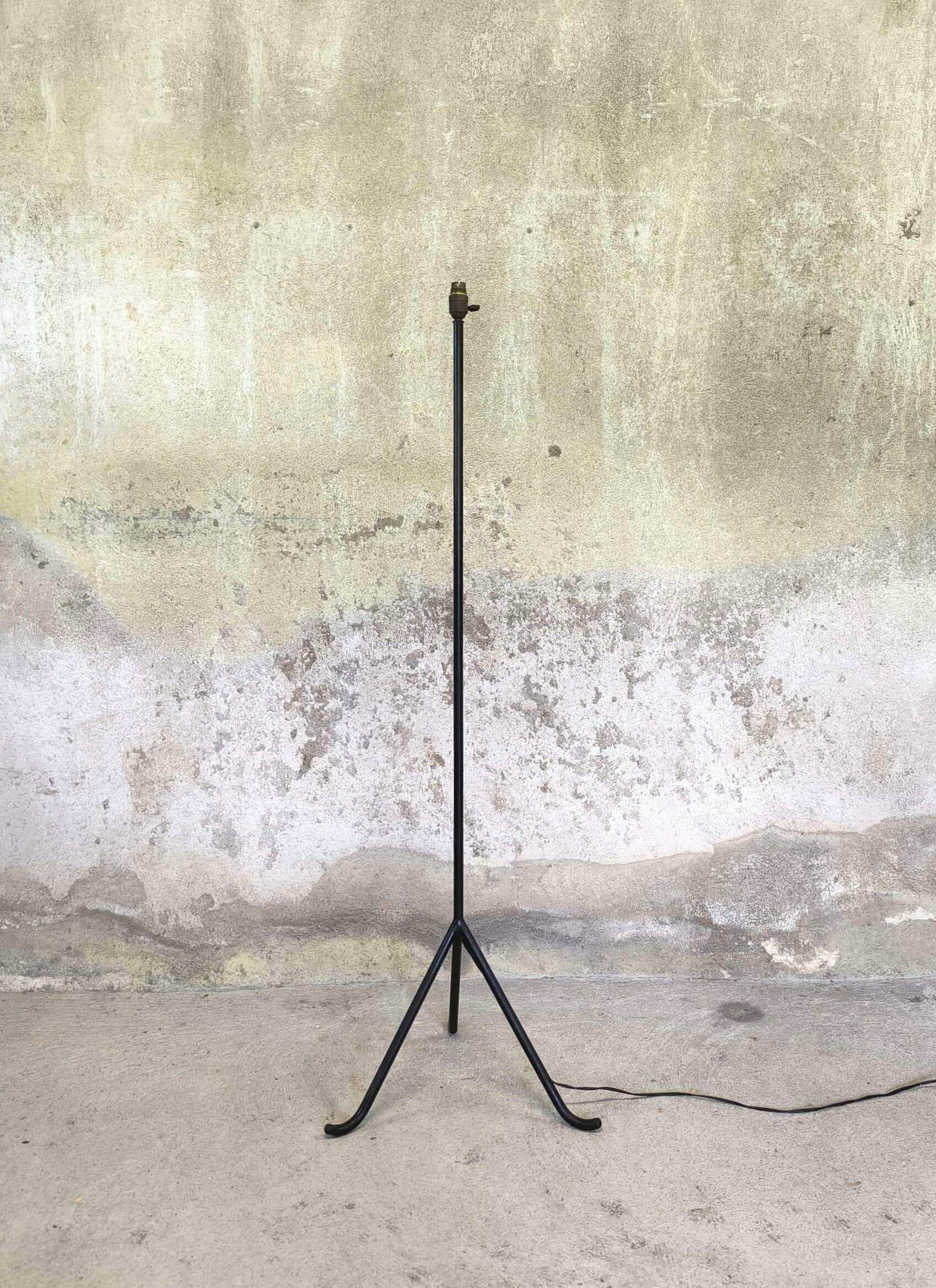 Vintage modernist tripod floor lamp.