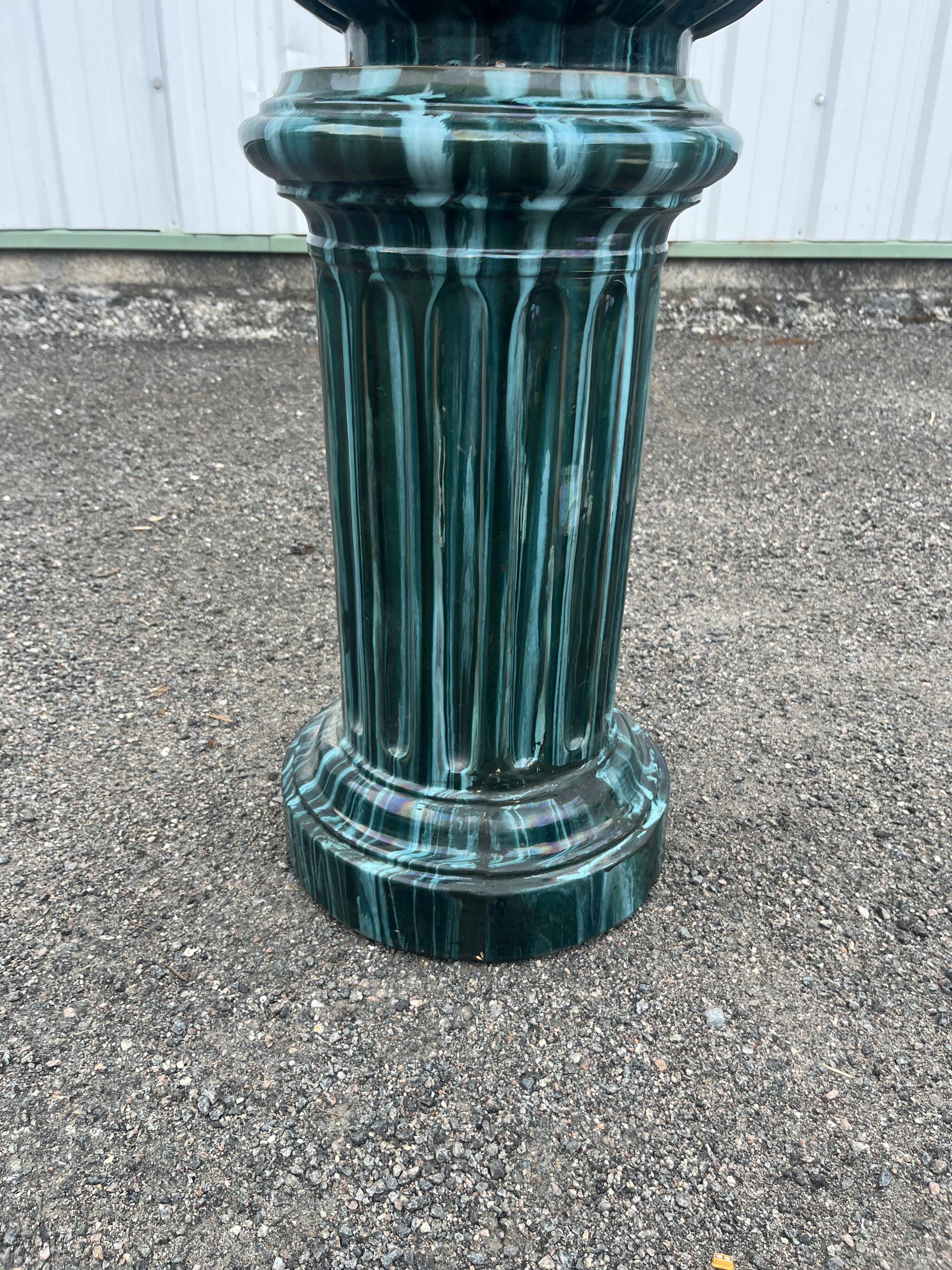 Large cache-pot on a ceramic column – In the style of Clément