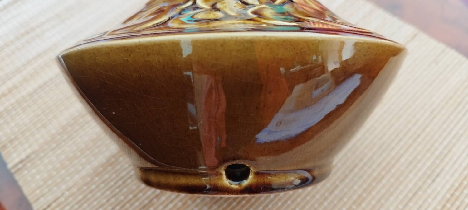 Enamelled ceramic lamp base