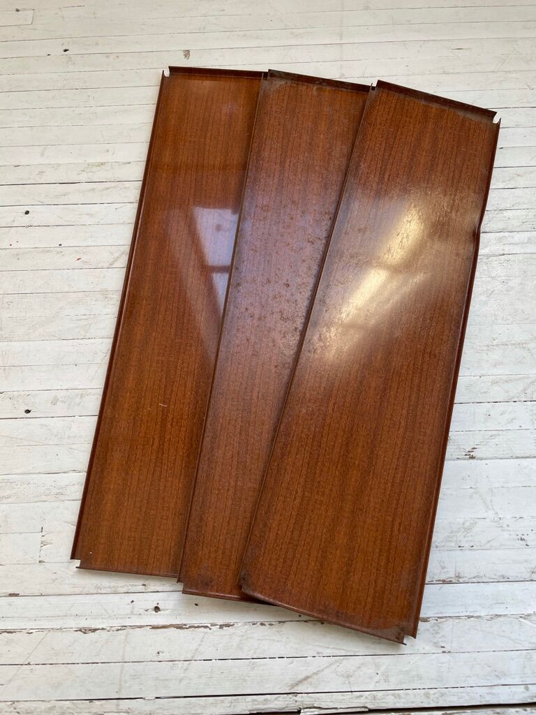 String-type wall shelf