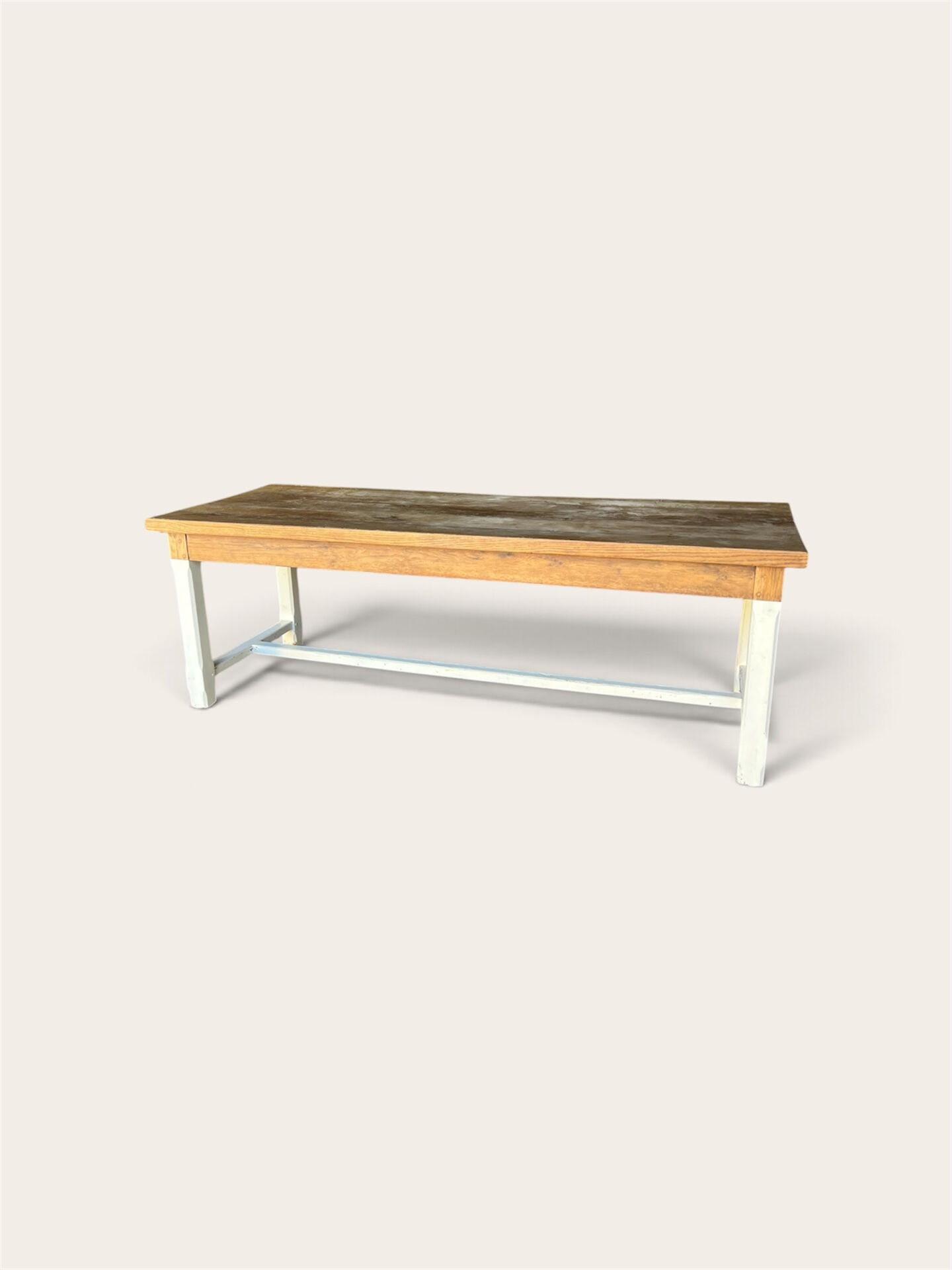Farm table in solid oak - white patinated legs and its bench.