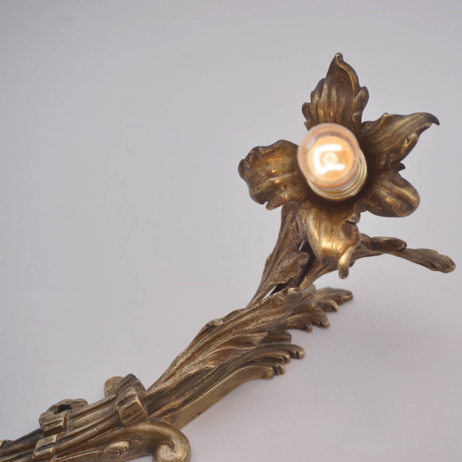 Paire d'appliques murales Art Nouveau antiques en bronze doré à fleurs de lys et feuillages, années 1890, françaises, recâblées