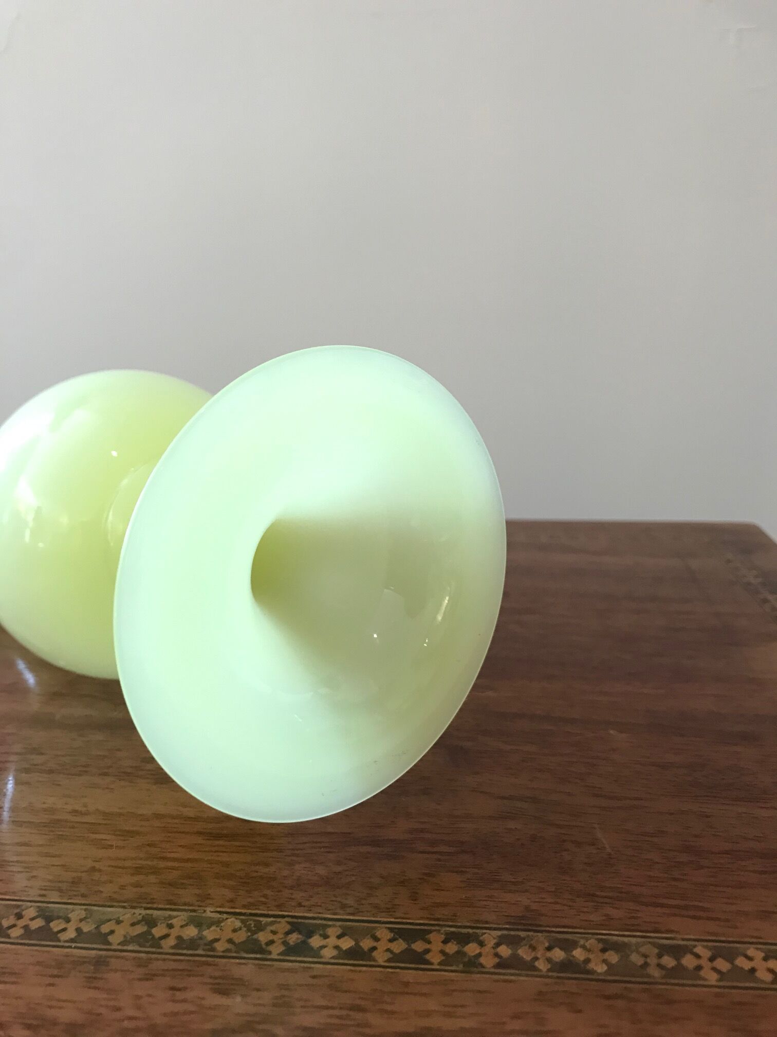 Soliflore in opaline yellow glass