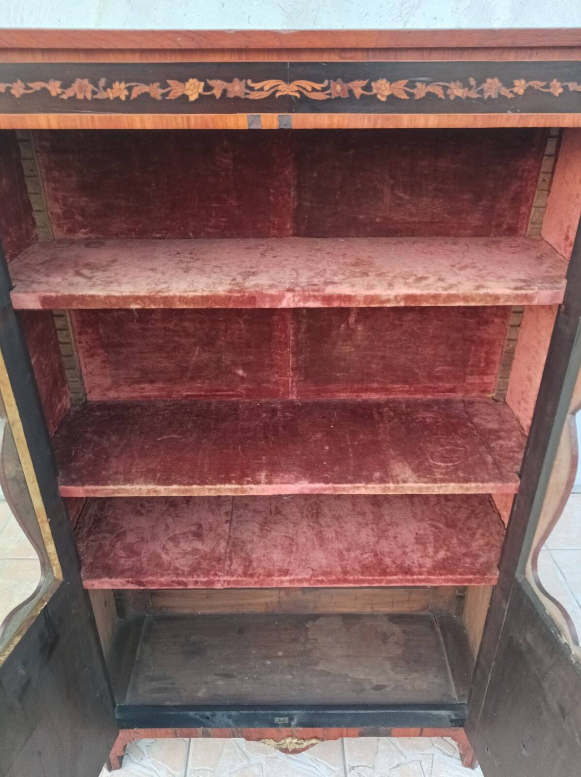 Louis XVI glass-fronted library in rosewood and amaranth veneer.