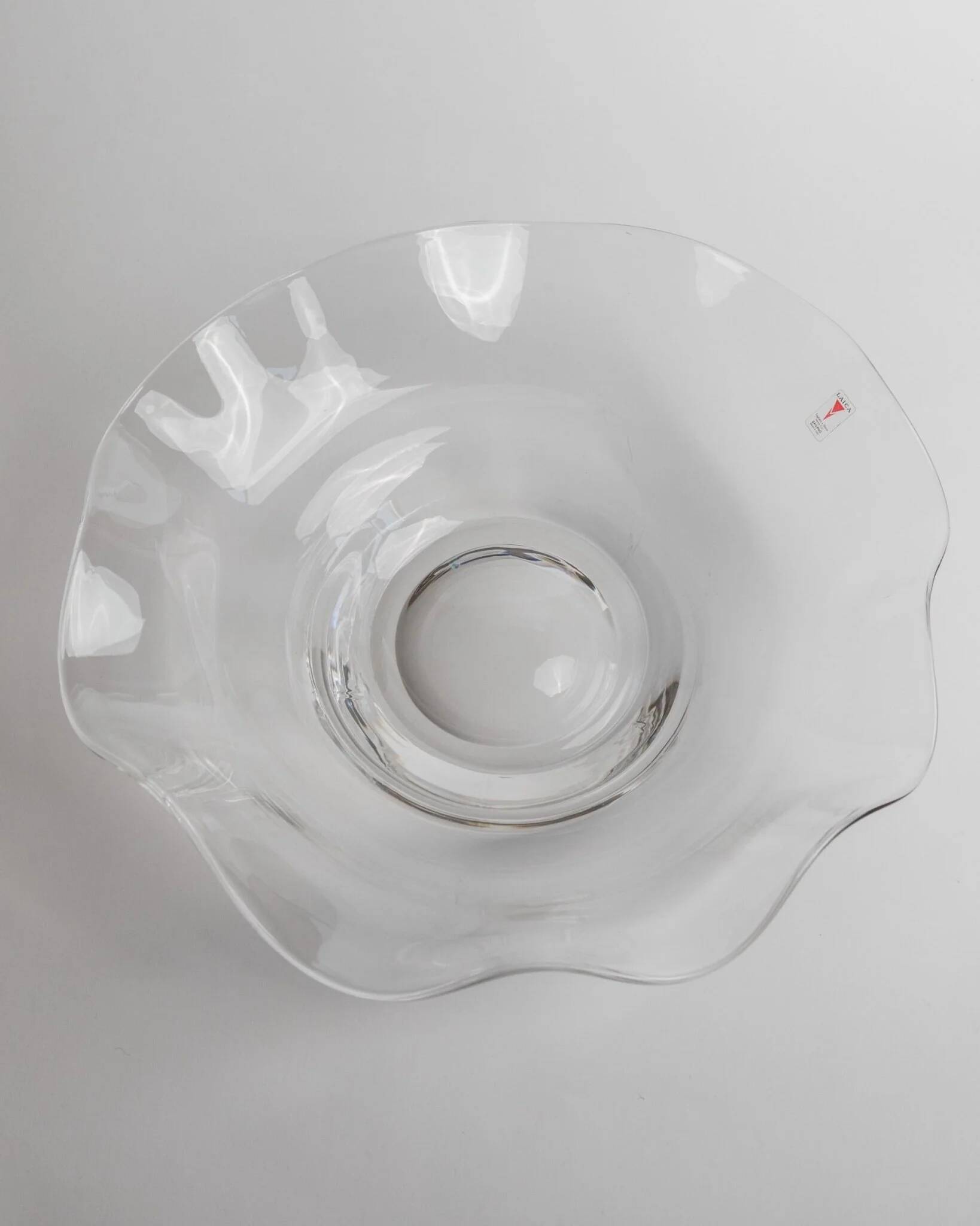 Immense bol en verre transparent de 16,5 pouces par Laica Cristalleria – Centre de table à bord ondulé, Italie, années 1990.