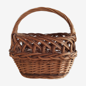 Rigid wicker basket with handle