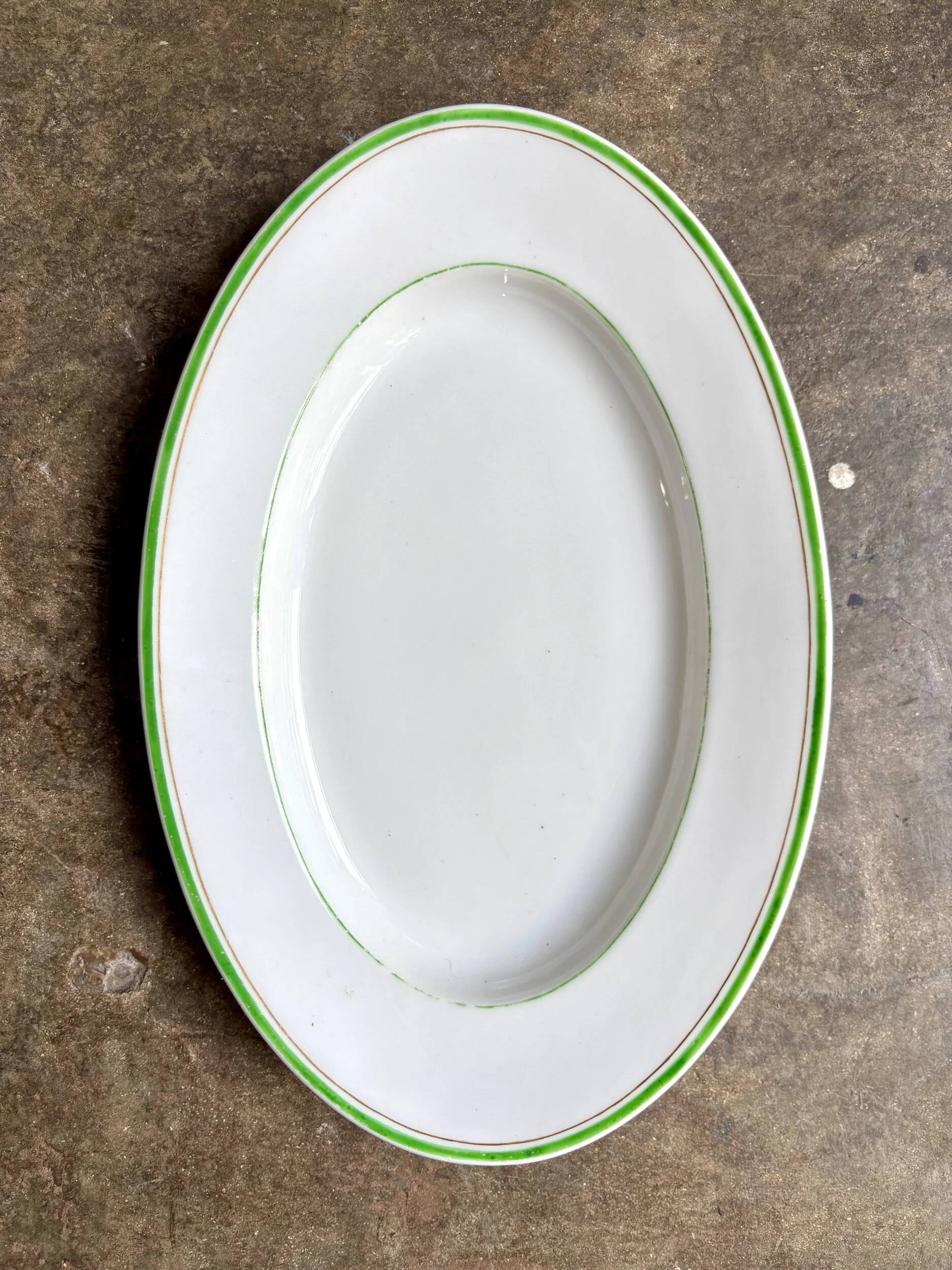 Plat ovale en porcelaine blanche, verte et dorée