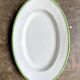 Plat ovale en porcelaine blanche, verte et dorée