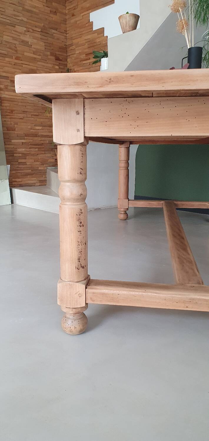 Farm table