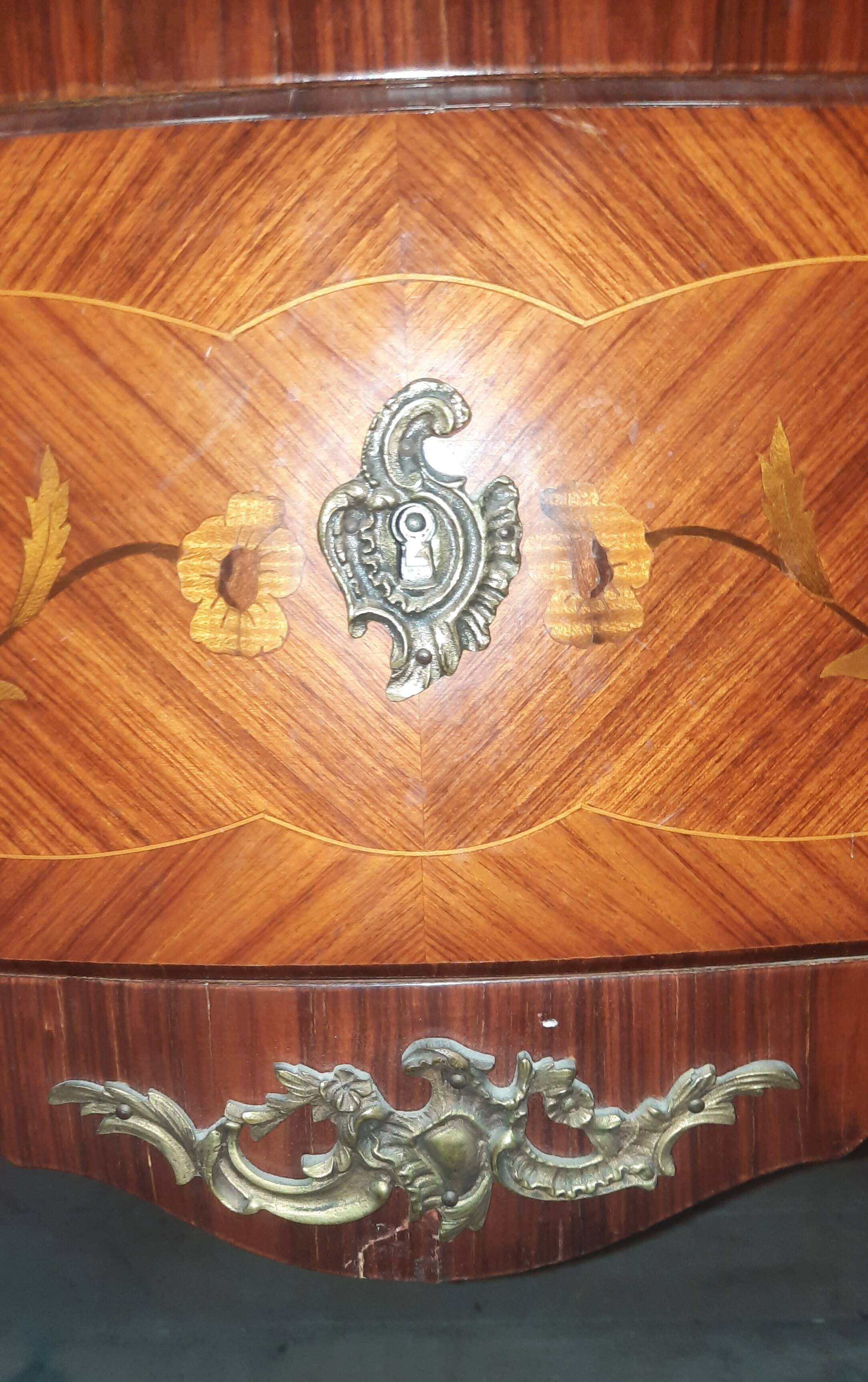 Commode style Louis XV en marqueterie de fleurs
