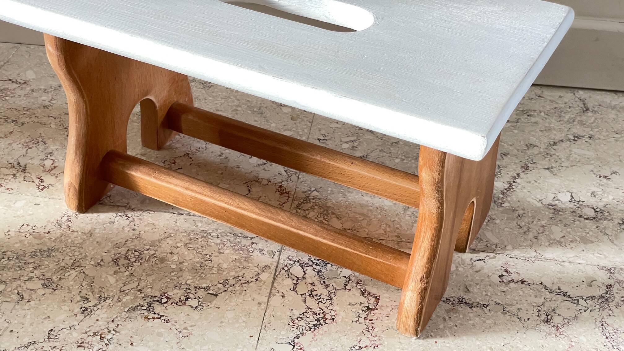 Tabouret vintage en hêtre et peint en blanc