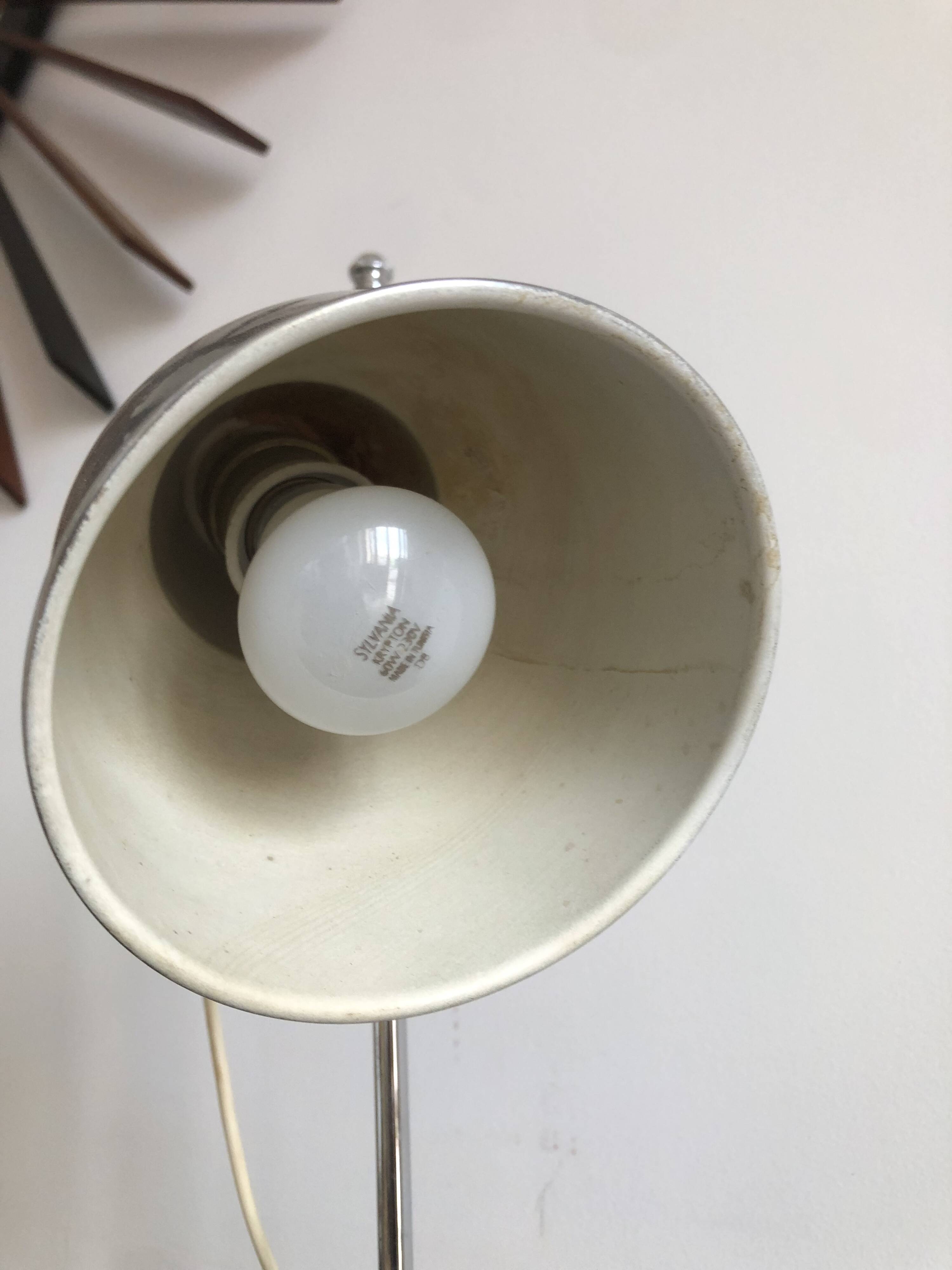 Articulated desk lamp