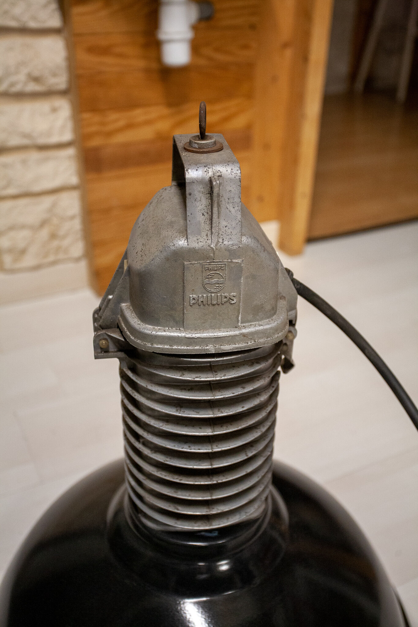 Industrial lamp suspension