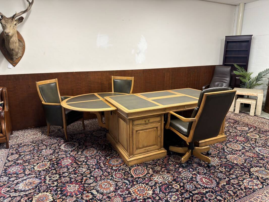 Ensemble de bureau classique RAC en anglais avec table de conférence