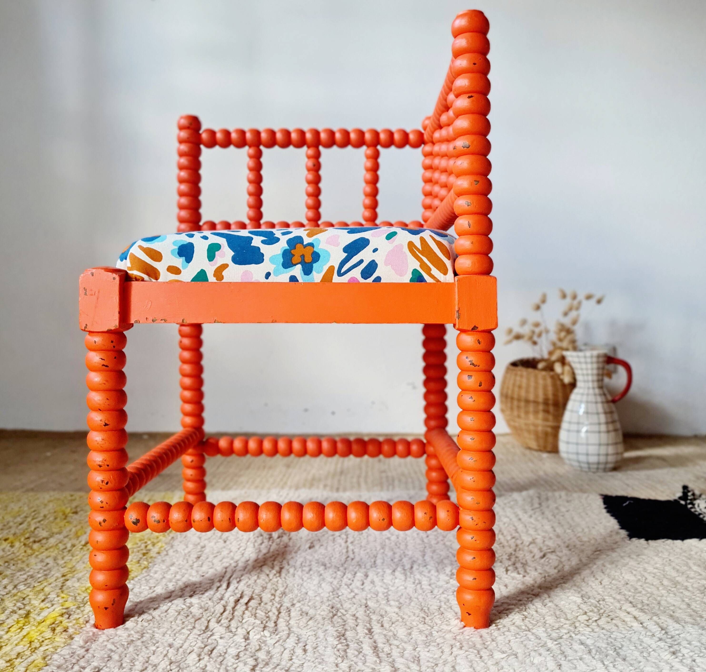 Chaise d'angle "Bobbin" revisitée – Orange Vitaminé & Floral Arty