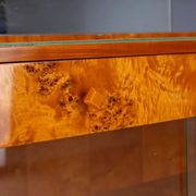 Coiffeuse vintage avec placage de noyer, grand miroir et armoires de rangement.