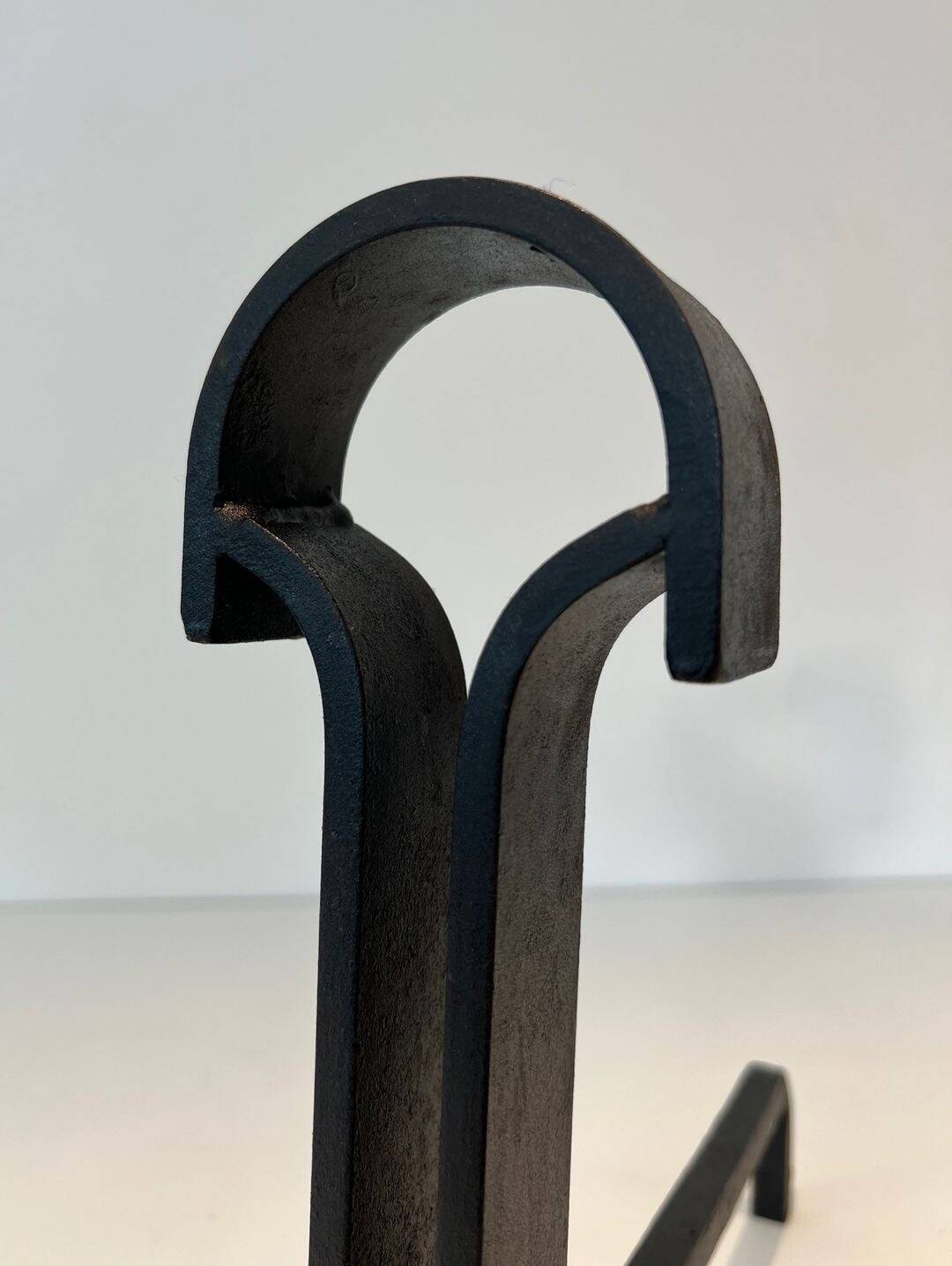 Paire de Chenets Modernistes en Fer Forgé à Finials en Goutte et Bases Évas