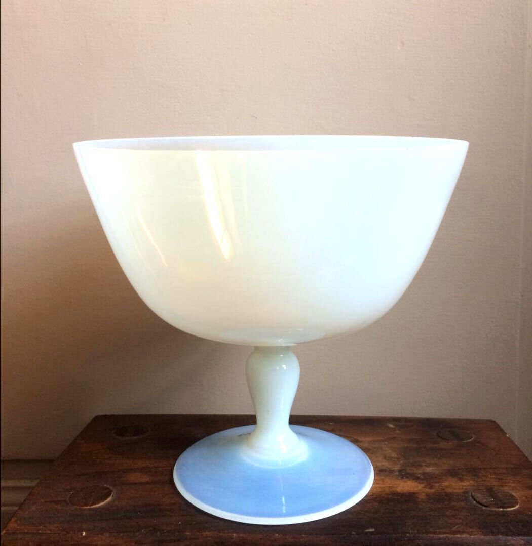 Coupe en opaline piédouche