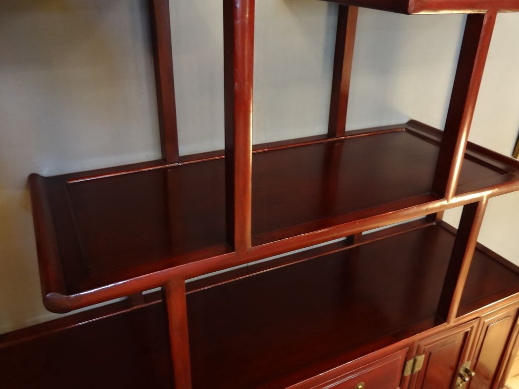 Low sideboard surmounted by bibus shelves in red lacquered wood, China XXth, 120 x 195 cm