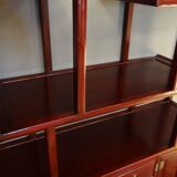 Low sideboard surmounted by bibus shelves in red lacquered wood, China XXth, 120 x 195 cm