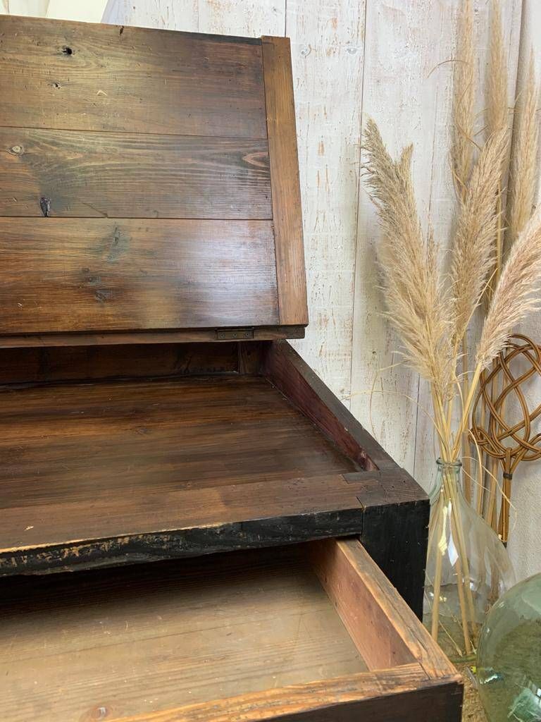 Writing desk/office desk of a notary