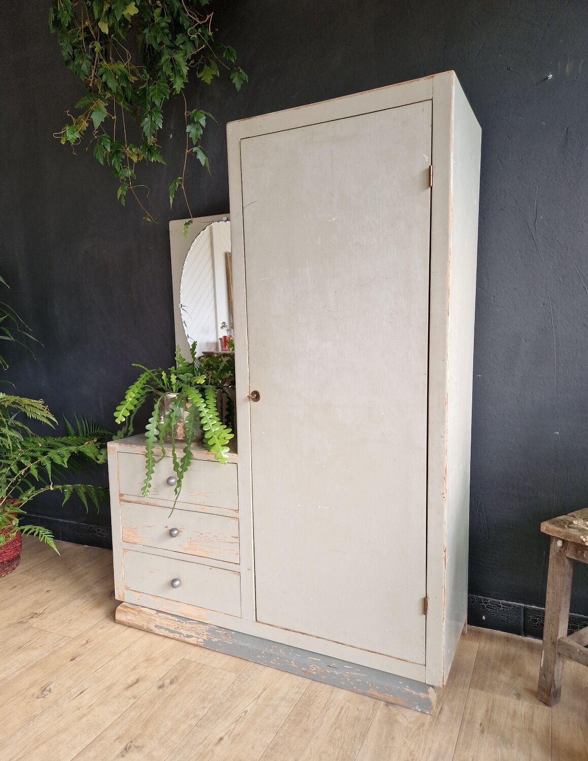Asymmetrical cabinet