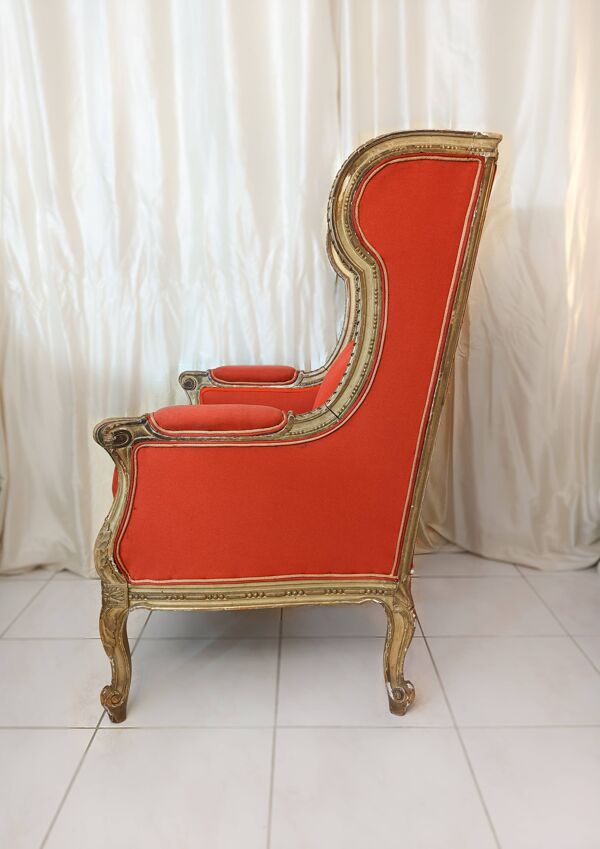 Fauteuil à oreilles en bois sculpté doré signé Maison Dienst Paris XIXeme siècle