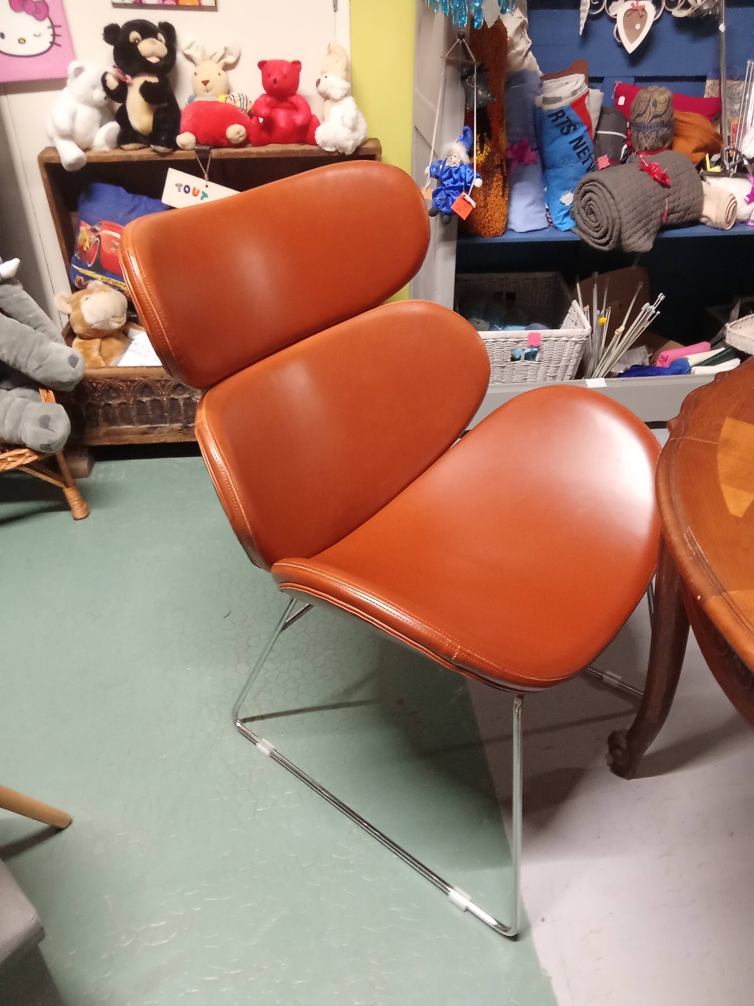 Lot de deux grands fauteuils "designer" intérieur