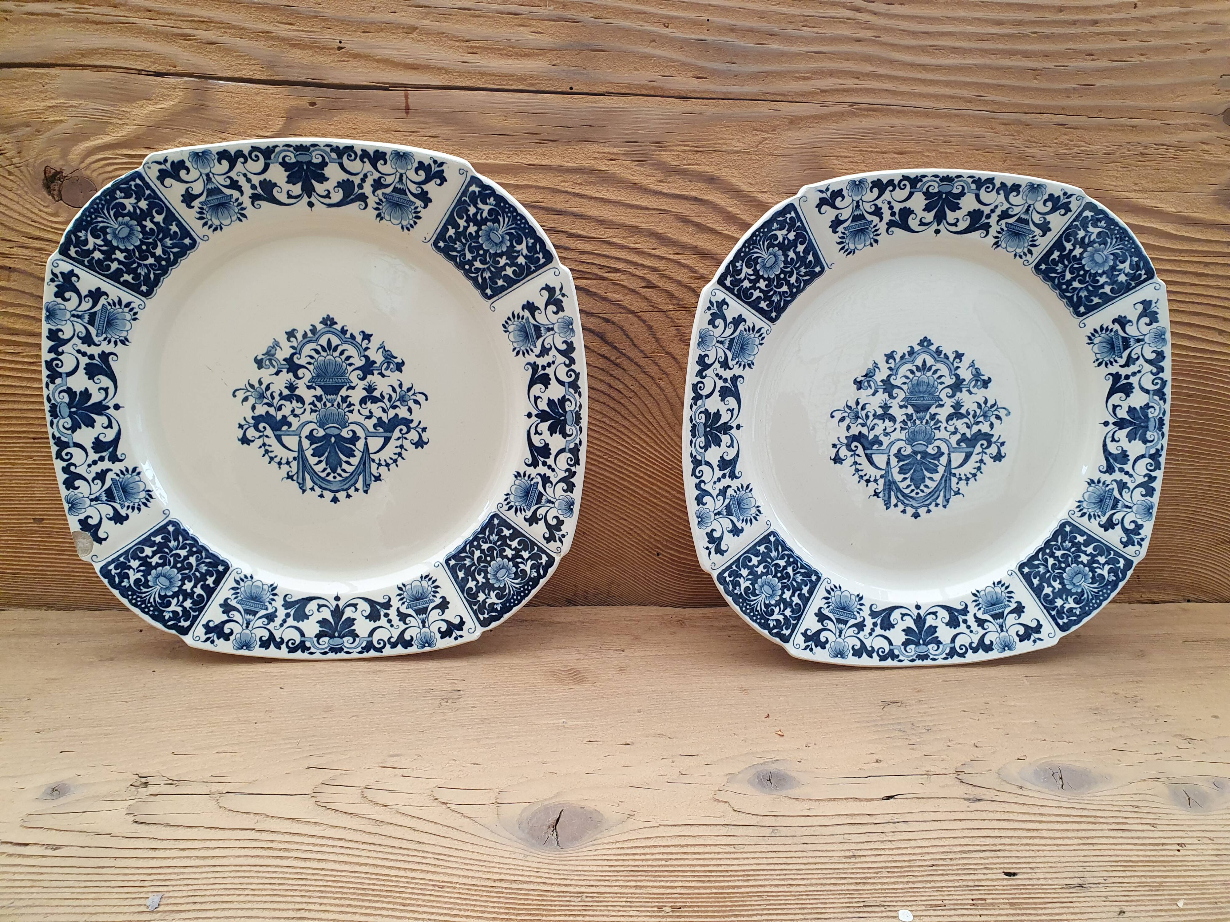 Pair of plates on presentation legs, terre de Fer Gien