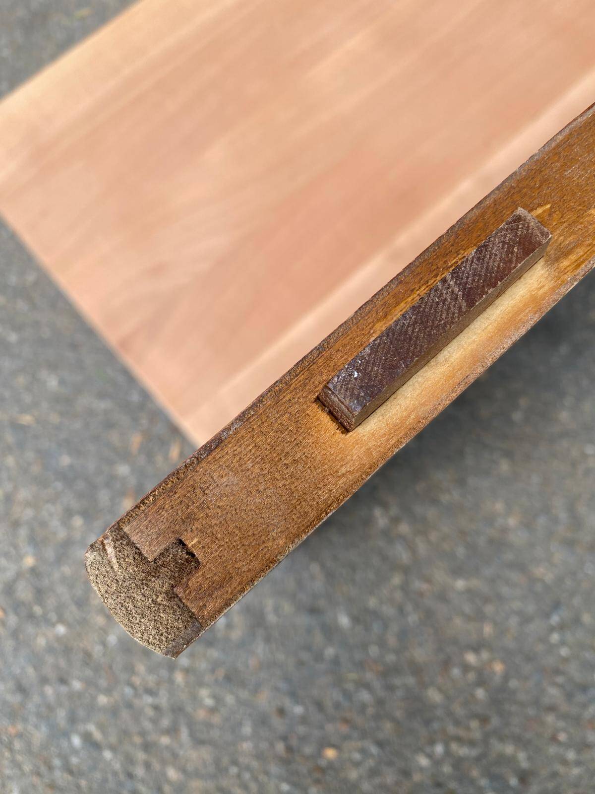 Round extendable farmhouse dining table, stripped, Louis XIII style from the 1960s.