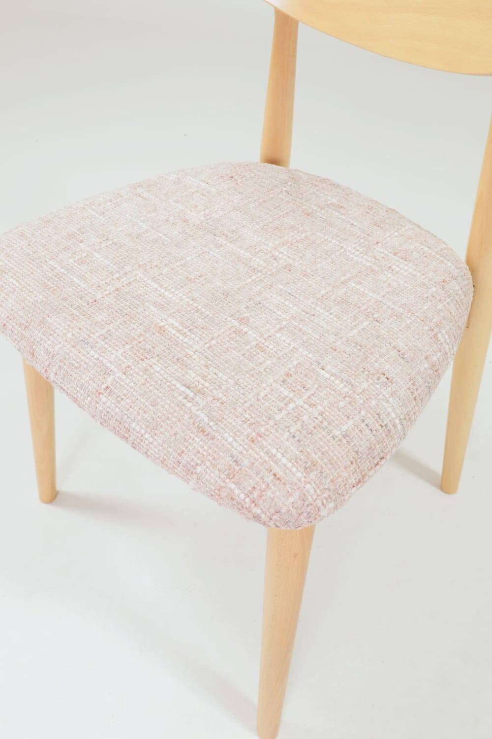 Set of 6 pale pink dining chairs in natural wood.
