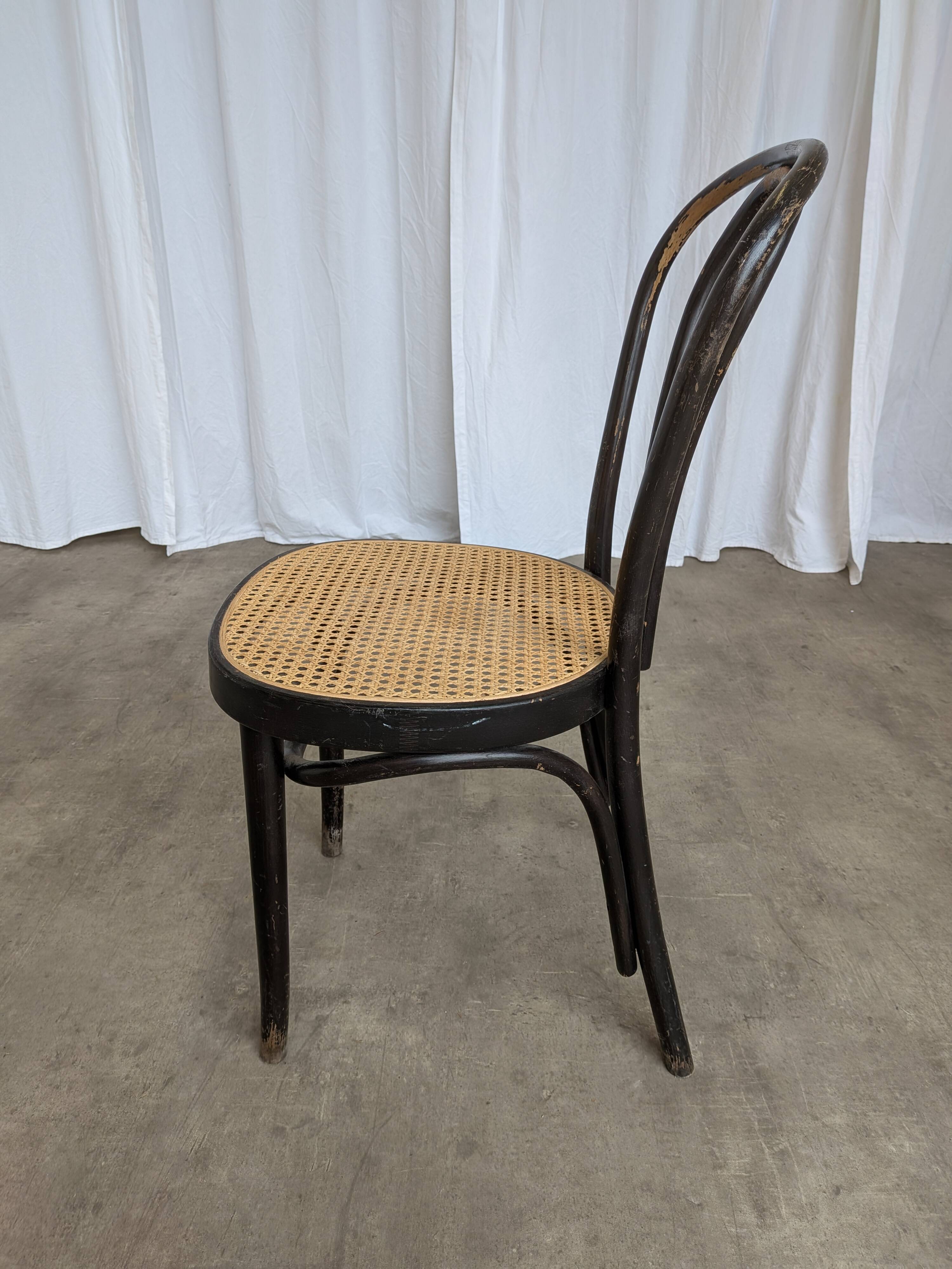 Chaise de salle à manger vintage en bois cintré : siège en osier noir de style Thonet