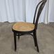 Chaise de salle à manger vintage en bois cintré : siège en osier noir de style Thonet