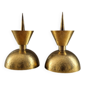 2 x Postmodern brass hammered diabolo shaped candles, height 26 cm, 1970s