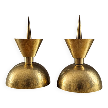 2 x Postmodern brass hammered diabolo shaped candles, height 26 cm, 1970s