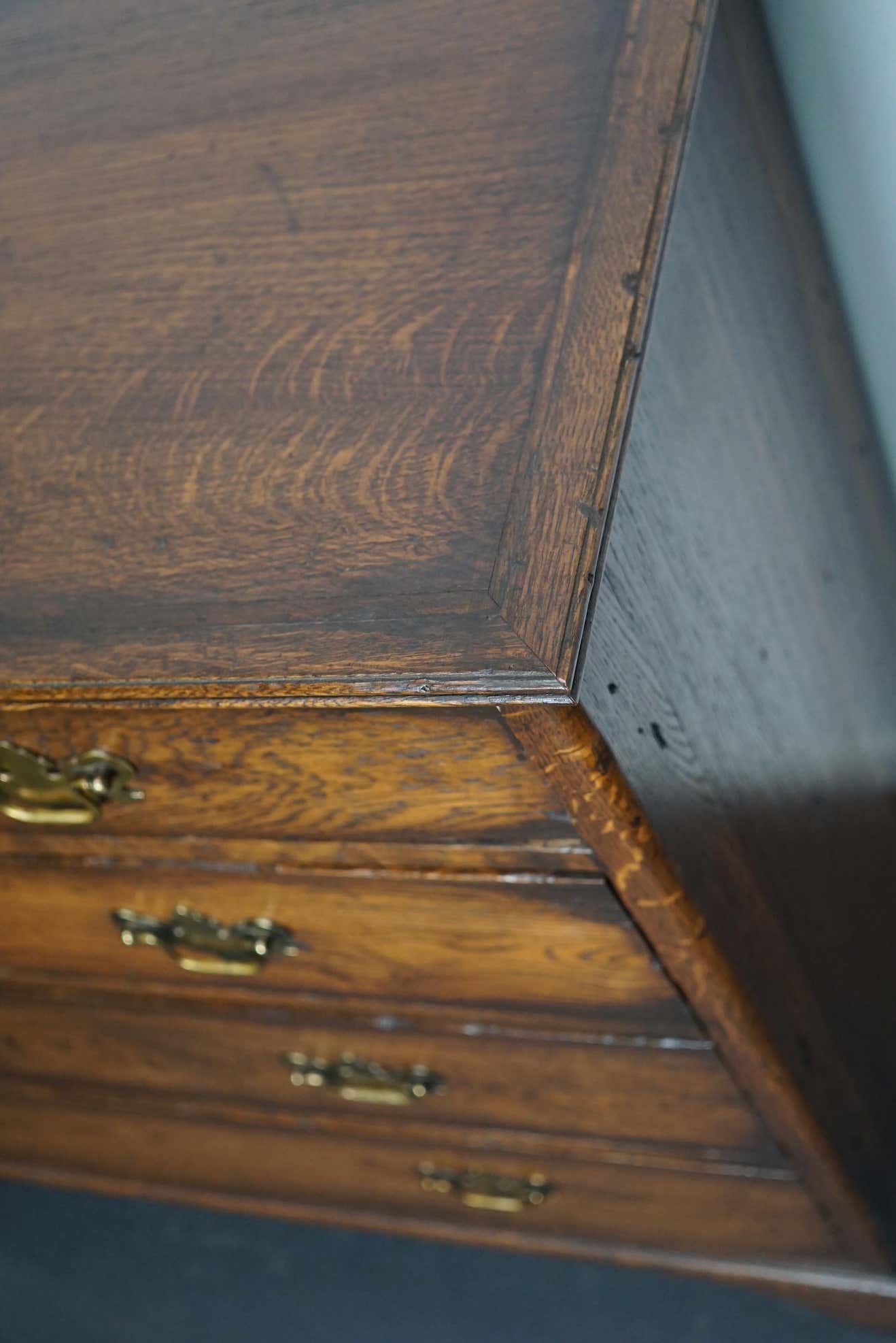 Commode anglaise en chêne début XXe siècle