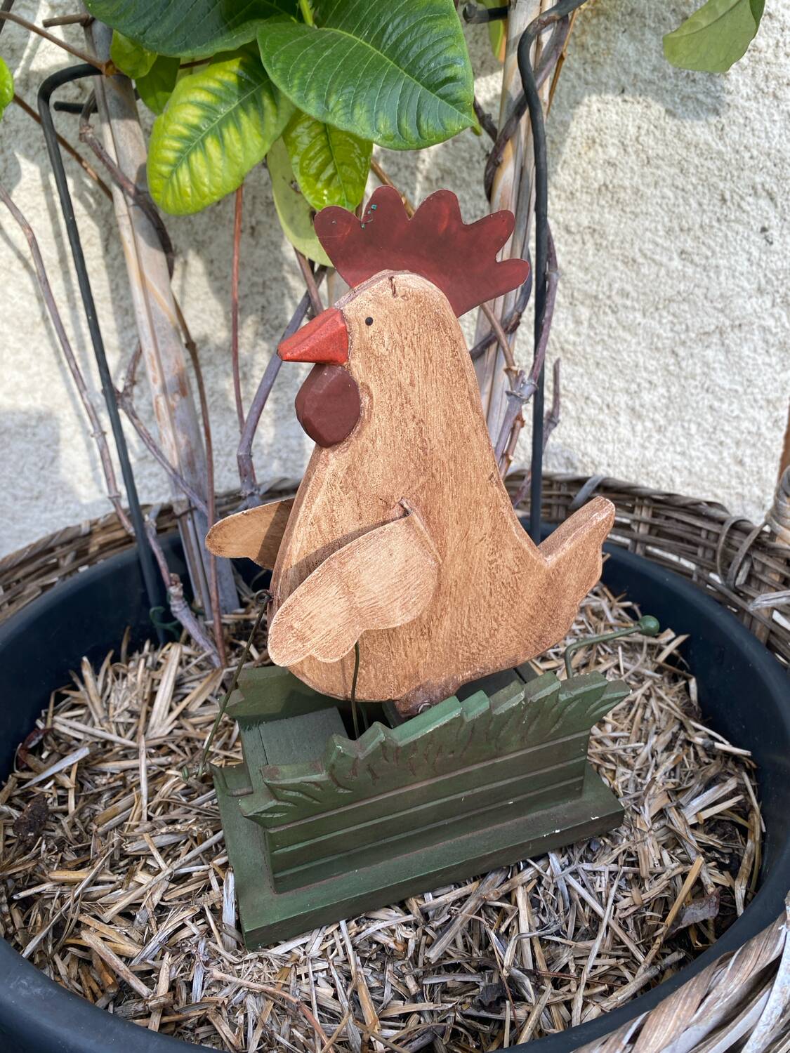 Mechanical wooden hen