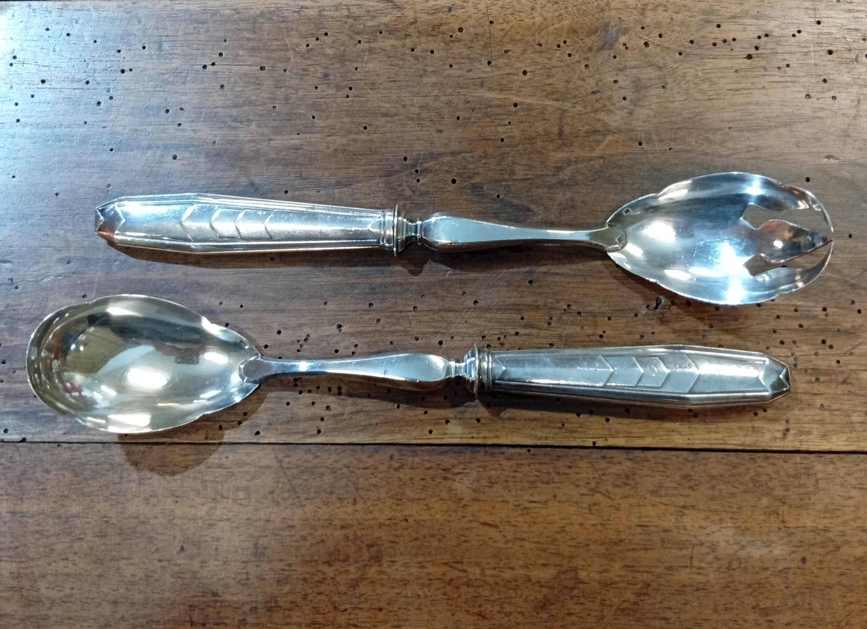 Silver-plated salad cutlery in their case.