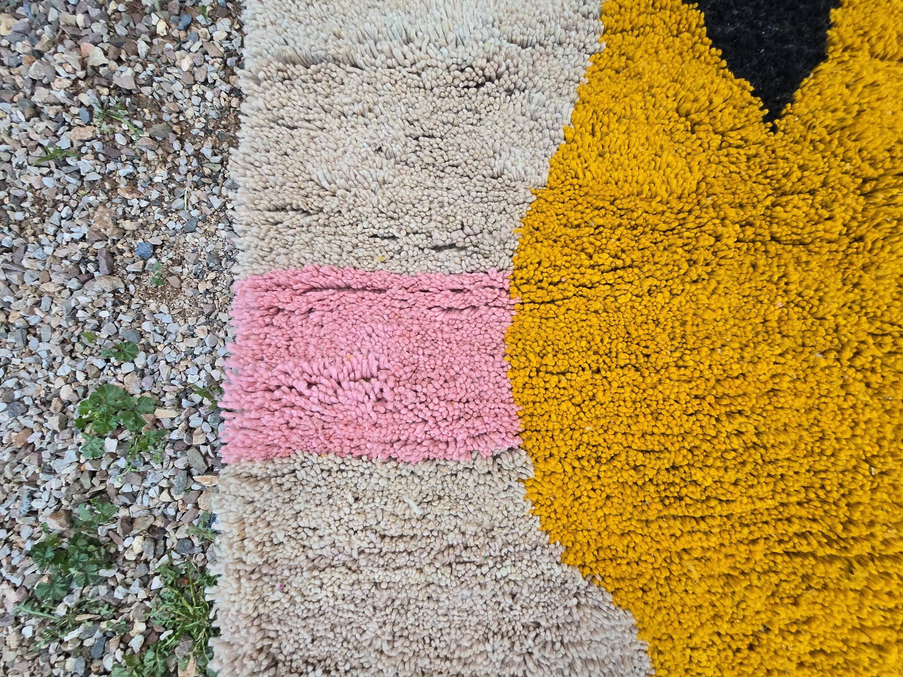 Berber rug in pure wool, handmade, 250x150 cm, made in Morocco.