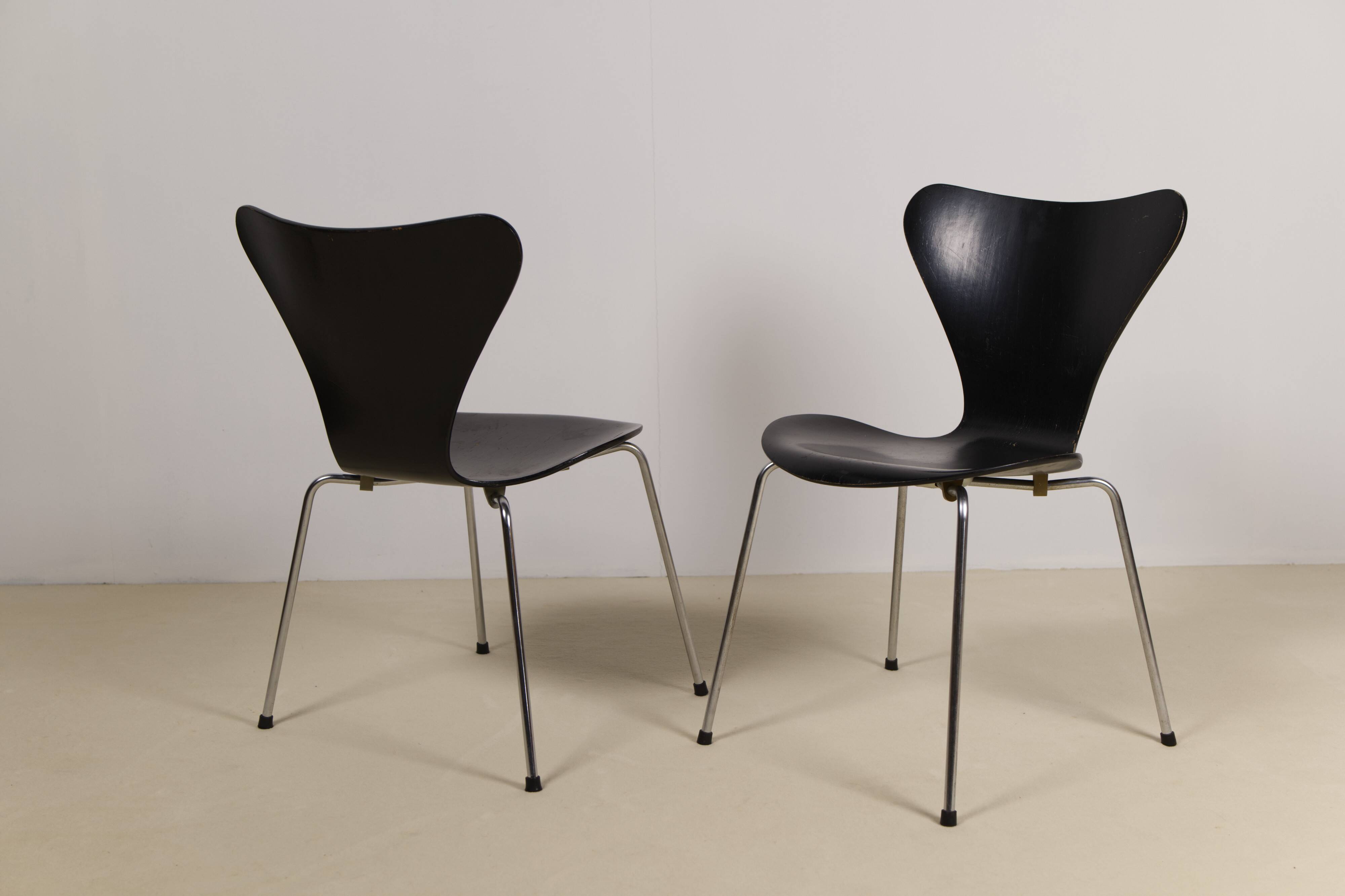 Pair of early 3107 "Syveren" Arne Jacobsen dining chairs, 1965