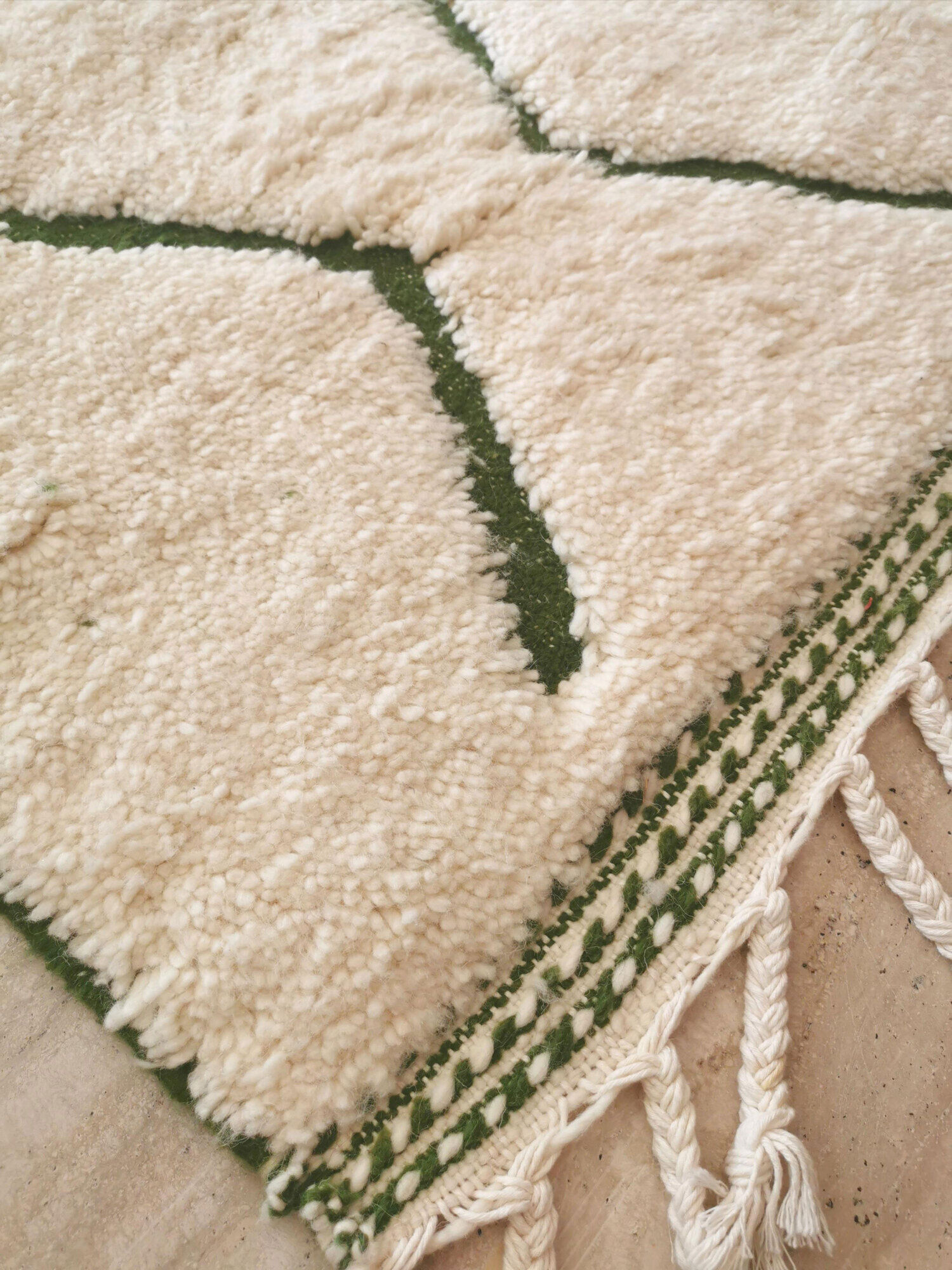Magnificent Berber carpet Béni Ouarain green and white with diamonds and braided border