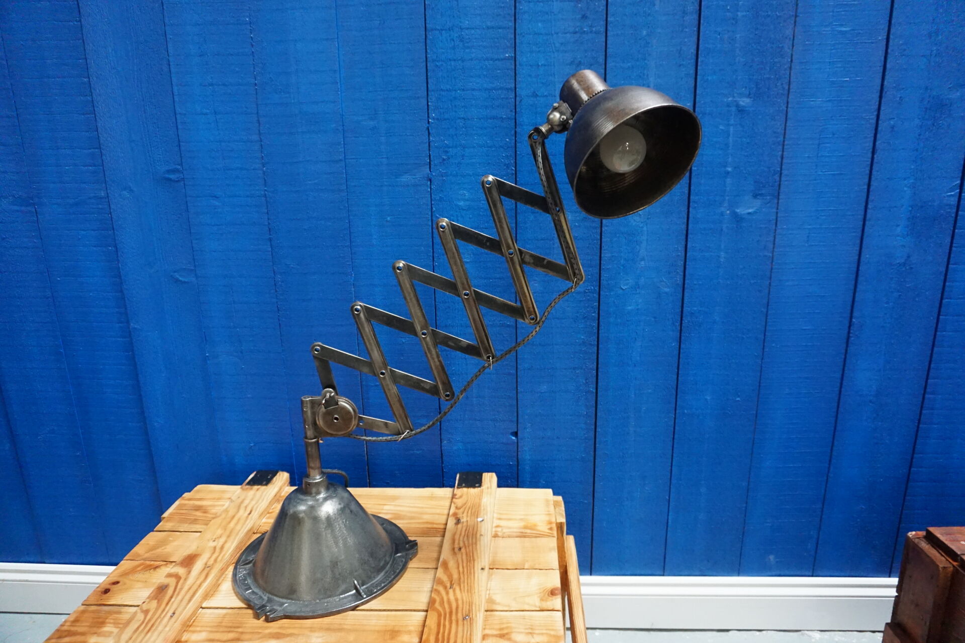 Lampe de table de bureau de ciseaux industriels de cru des années 1950