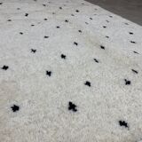 White carpet with black dots 115x195cm