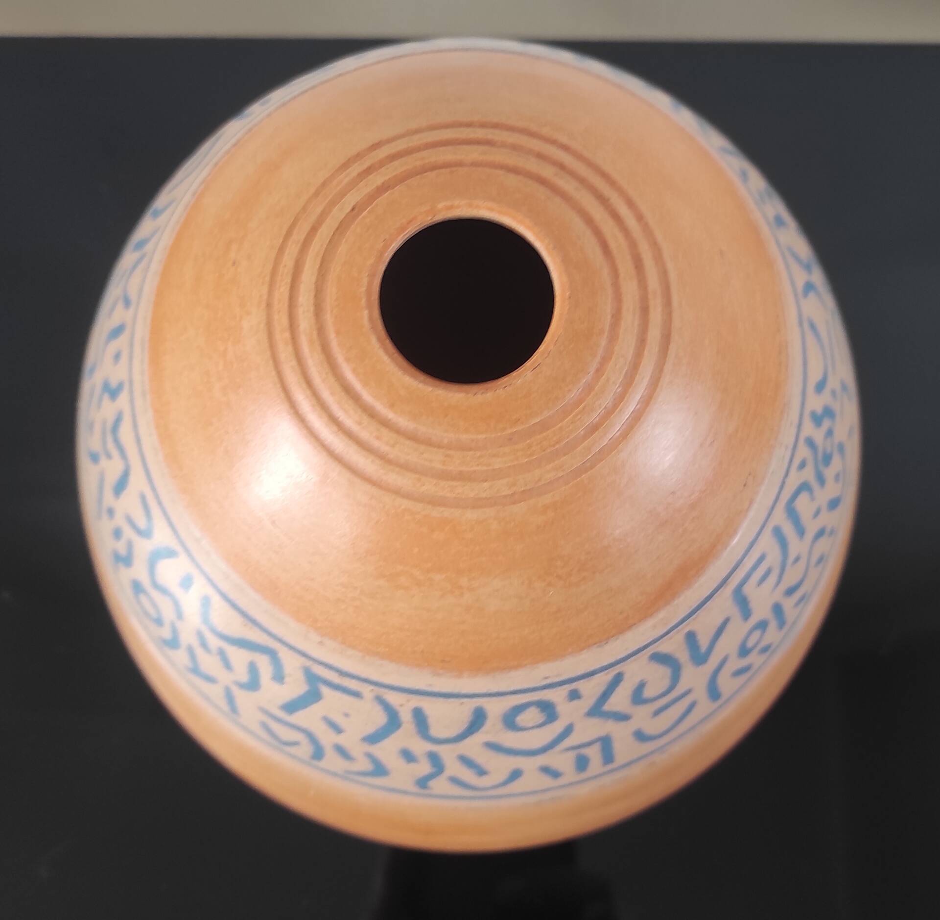 Vase dôme en terre cuite artisanale à frise peinte – Style Brutaliste