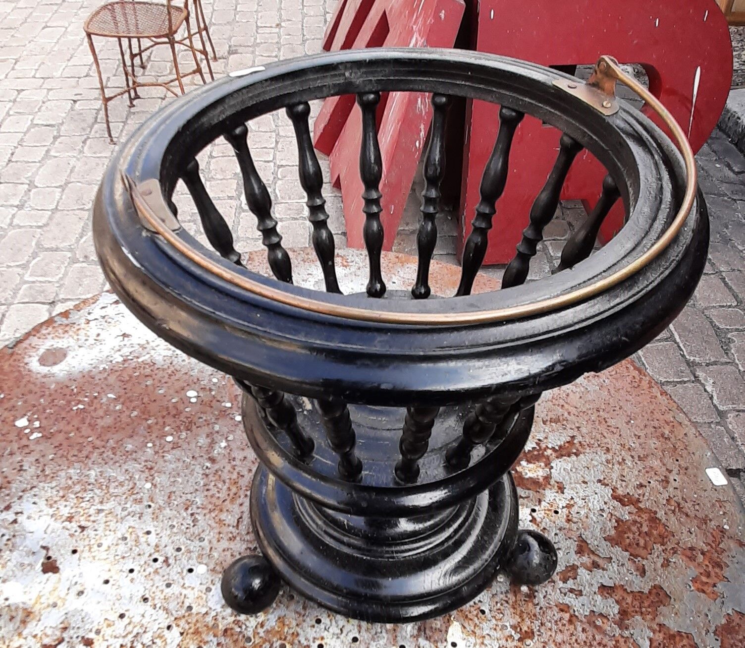 Openwork pot cover copper handle
